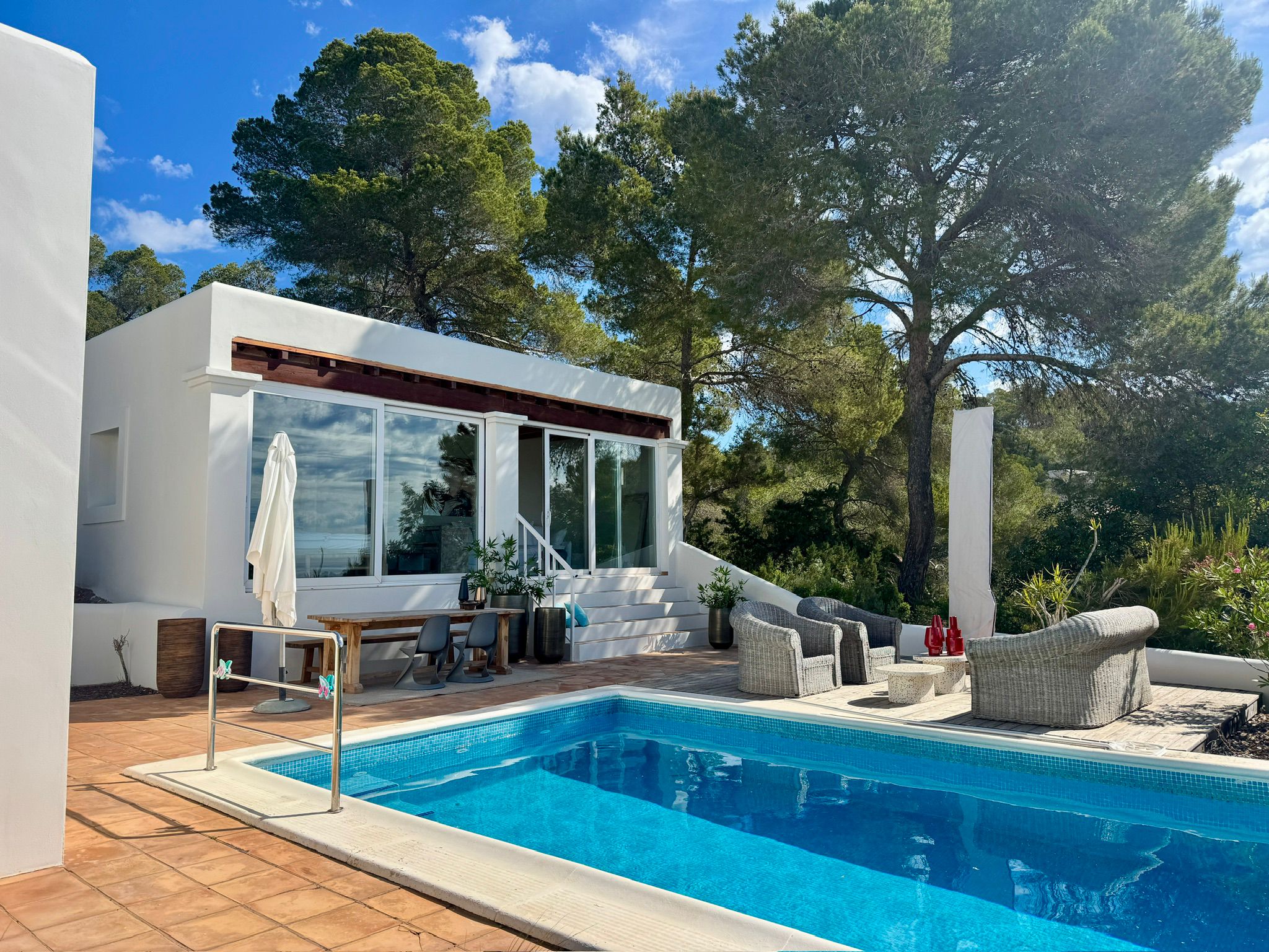 Villa und Pool mit Pinien